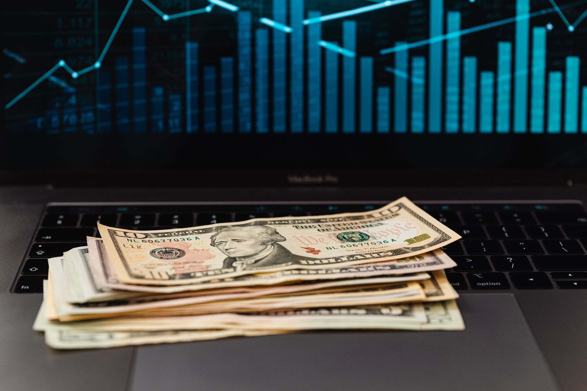 كيف تستغل بيانات التوظيف الأمريكية لتأمين تحويل الدولار واليورُو إلى الريال بأقل خسارة