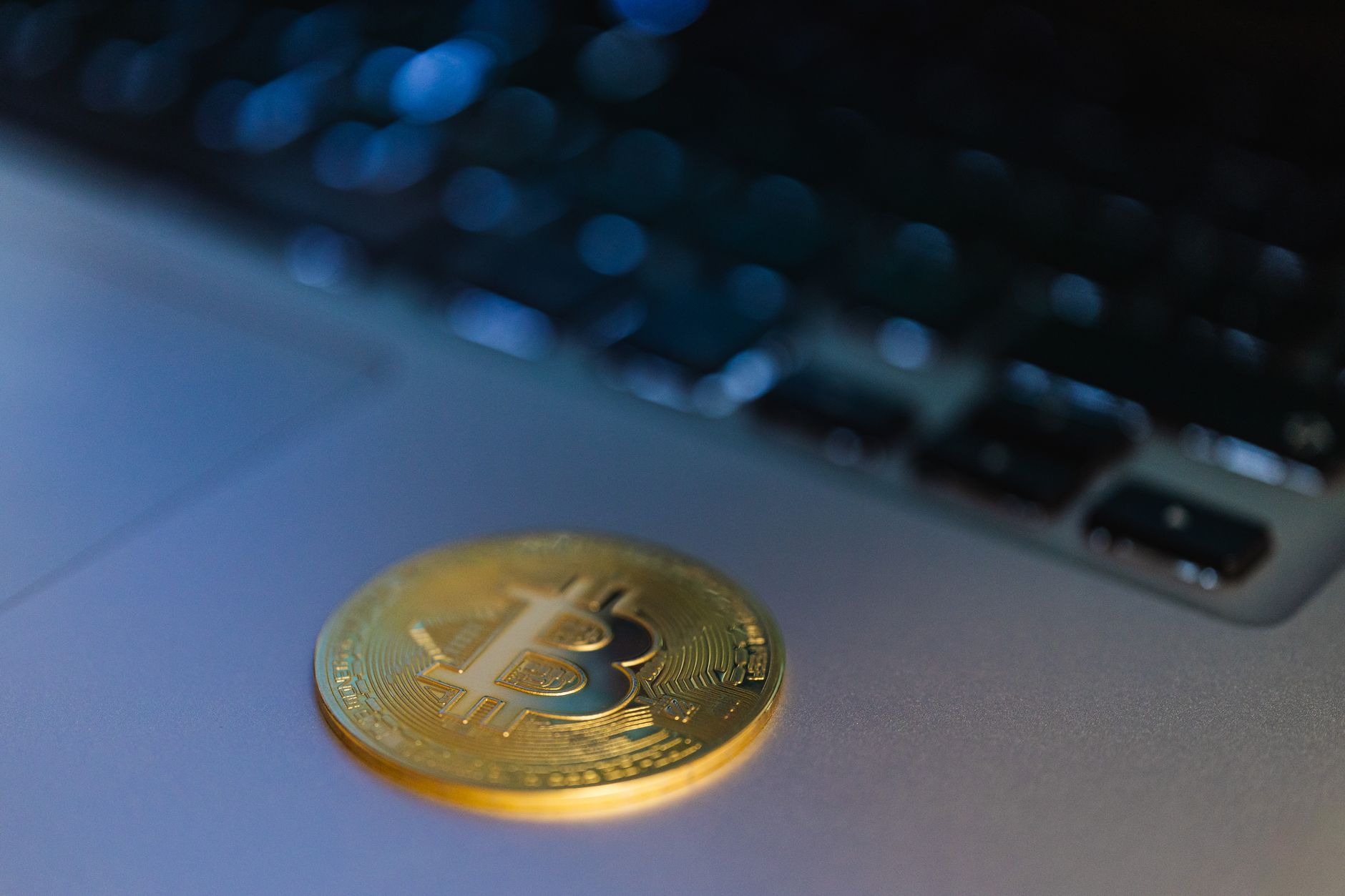 كيف تحول راتبك إلى عملات رقمية وتستفيد في نفقاتك اليومية
