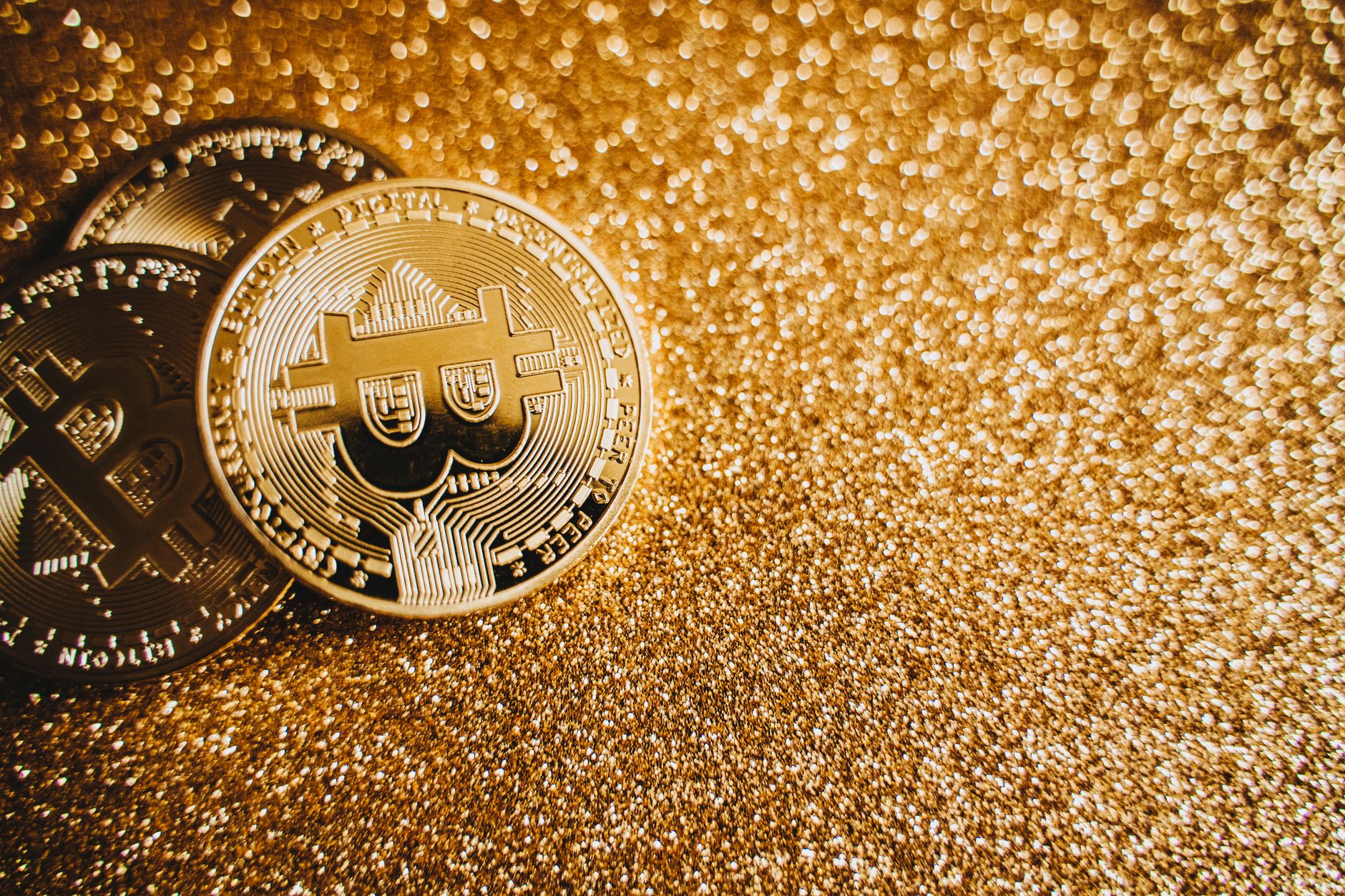 البيتكوين كبديل للذهب في دول الخليج: هل يقدر يثبّط قيمة مدخراتك؟