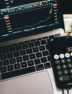 كيف تختار منصة تحويل عملات غير بنكية لتقليل خسارة تحويل الدولار أو اليورو إلى الريال