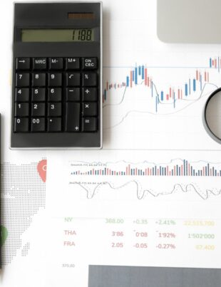 فك شفرة مخاطر صناديق الاستثمار: كيف تستغل بيتا وتتبع الخطأ لاختيار الصندوق المناسب