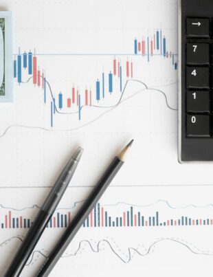 كيف تبني استراتيجية الرفع المتدرج (Scaling In/Out) في زوج EUR/USD لتقليل المخاطر