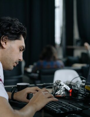 بناء منتج رقمي بميزانية صفرية: دليل عملي للريادي باستخدام أدوات No‑Code