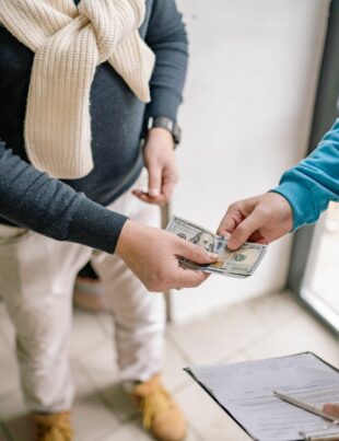 متى تستفيد من شركات تحويل الأموال لتقليل خسارة تحويل الدولار إلى الريال؟