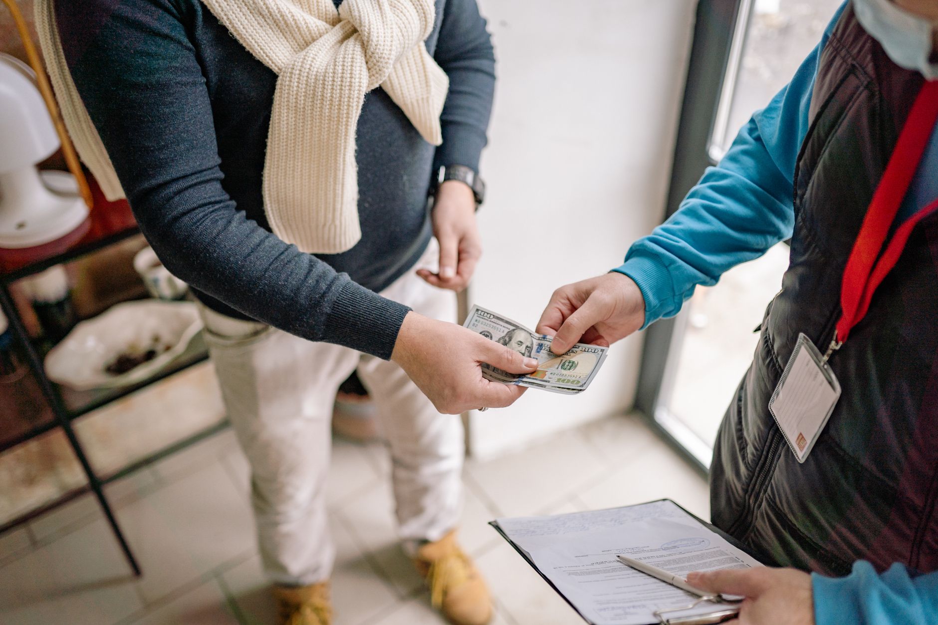 متى تستفيد من شركات تحويل الأموال لتقليل خسارة تحويل الدولار إلى الريال؟