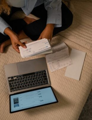 المدخرات اليومية للموظف الحر: كيف تختار حساب بنكي يضمن سيولة بلا رسوم