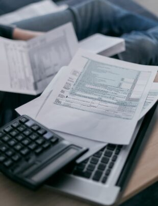 كيف يوازِن المتعامل الحر بين ضريبة القيمة المضافة وضريبة الدخل دون الوقوع في أخطاء شائعة