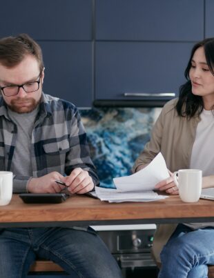 كيف تجعل ميزانيتك عائلةً متماسكةً وتخفض النفقات سويًا