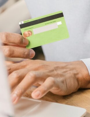 بطاقة ائتمان خضراء: كيف تختار أداة مالية تدعم الاستدامة وتكافئك