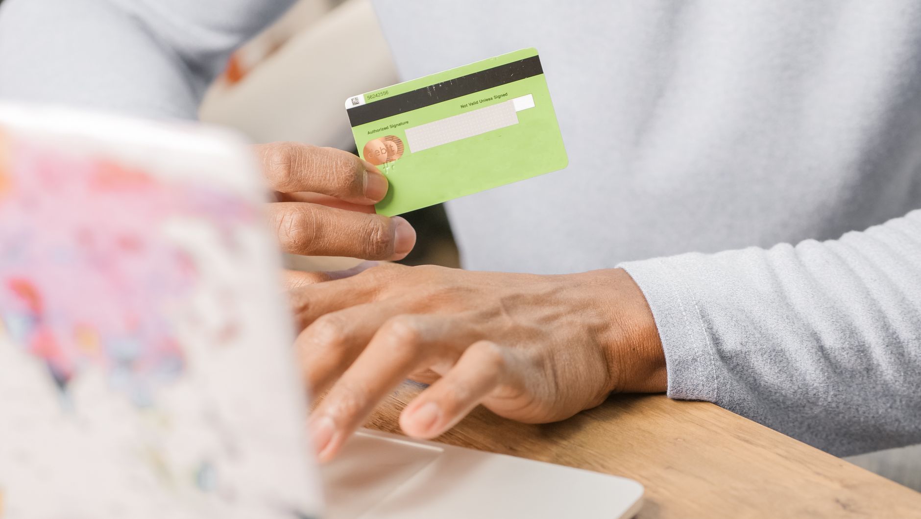 بطاقة ائتمان خضراء: كيف تختار أداة مالية تدعم الاستدامة وتكافئك