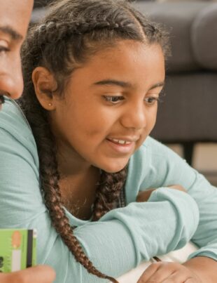 كيف تختار بطاقة ائتمان تُعلم طفلك إدارة المال وتبني له سجلًا ائتمانيًا مبكرًا