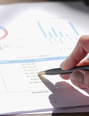 كيف تحوّل خبرتك في إعداد تقارير الاستدامة إلى خدمة فريلانسر ثابتة