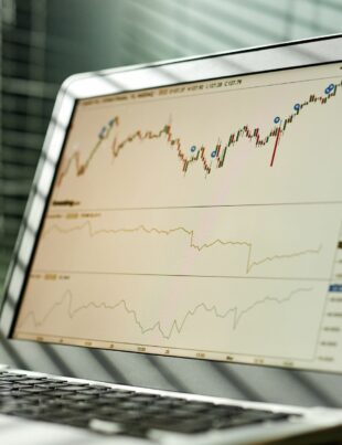 مؤشر شارب وصناديق الاستثمار: دليل عملي للمتداول العربي