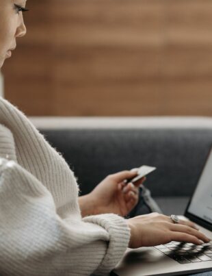بطاقة ائتمان تُدمج فواتيرك الرقمية وتضاعف الكاش باك