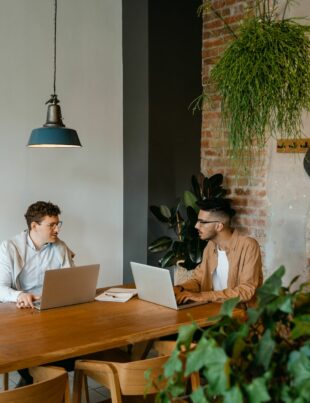 كيف تستحوذ على مشاريع الشركات الصغيرة في حيك وتحوّلها إلى دخل ثابت كفريلانسر