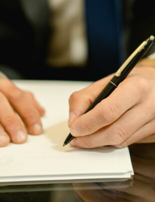 كيف تقلل خسارة تحويل الدولار إلى الريال باستخدام عقود الصرف الآجلة