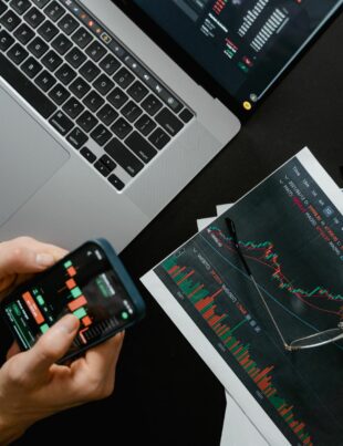 اختيار الوسيط الأنسب لتداول EUR/USD: دليل عملي للمبتدئ العربي