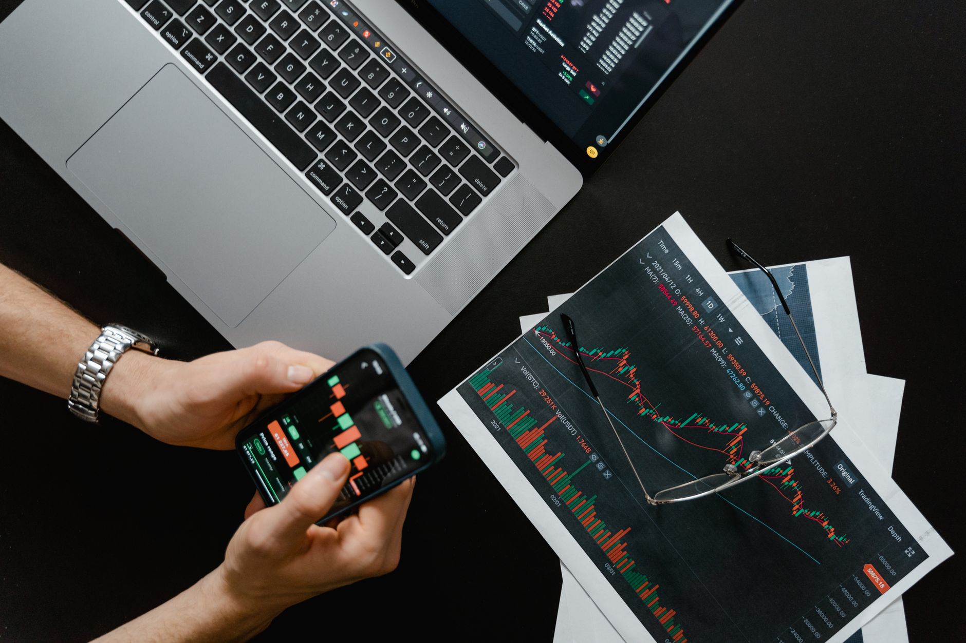 اختيار الوسيط الأنسب لتداول EUR/USD: دليل عملي للمبتدئ العربي