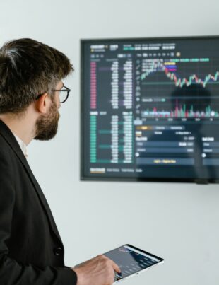 الذكاء الاصطناعي يفتح أبواب التحليل المتقدم للبيتكوين والإيثيريوم للمستثمر العربي