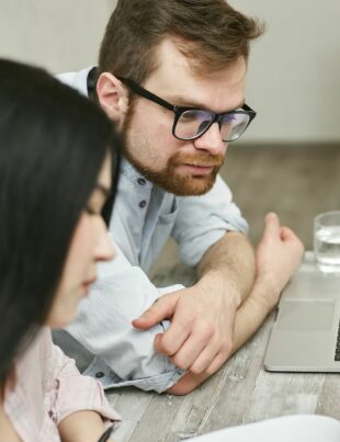 العمل من المنزل: لماذا تحتاج تأمين المسؤولية المدنية لبيتّك؟