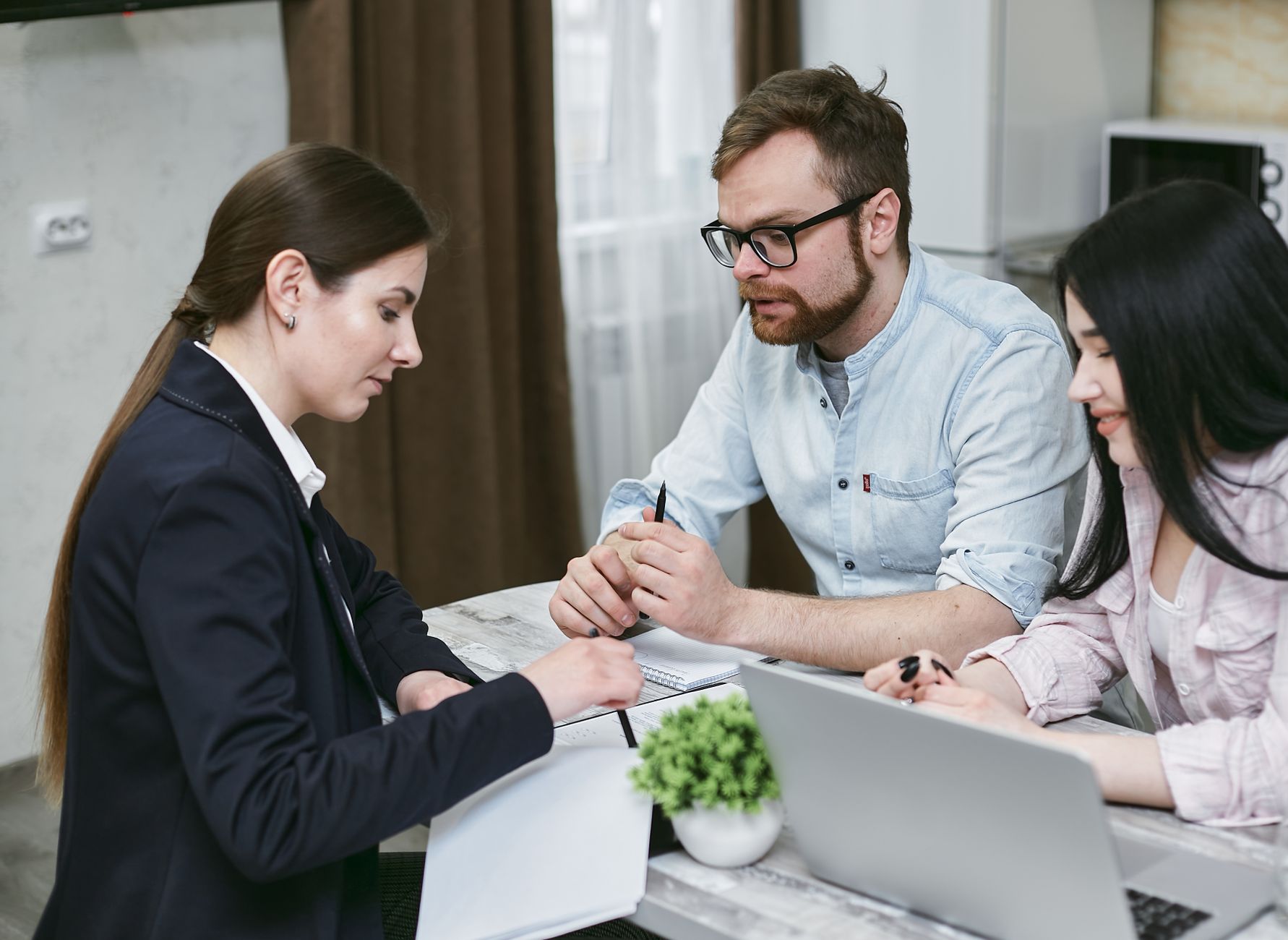 تأمين المسؤولية المهنية للمستشار المالي المستقل: دليل عملي لتأمين نفسك من دعاوى العملاء