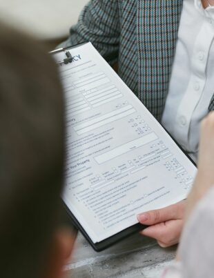 كيف تحمي سيارتك المستأجرة عبر تطبيقات المشاركة: دليل عملي لتأمين شامل