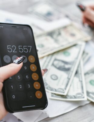 كيف تدير نفقاتك متعددة العملات بلا تعقيد