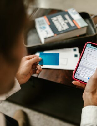 بطاقة الائتمان: كيف تختارها بناءً على تجربة العميل وليس فقط المكافآت