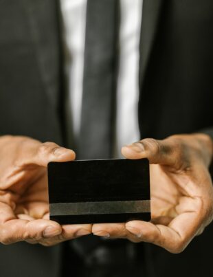 بطاقة ائتمان للطوارئ: كيف تختار أداة مالية تحميك في الأزمات