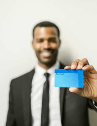 كيف تحول بطاقة الائتمان إلى رافعة لبناء سجل ائتماني قوي يمهد لك تمويلاً عقاريًا