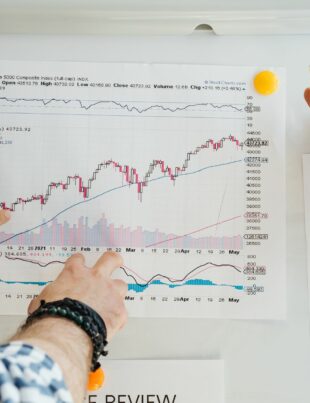 صناديق الاستثمار المؤثر: كيف تختار الصندوق الذي يدمج العائد المالي مع الأثر الاجتماعي