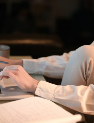 من طلبات المنح إلى دخل ثابت: كيف تبني خدمة فريلانس لكتابة المقترحات