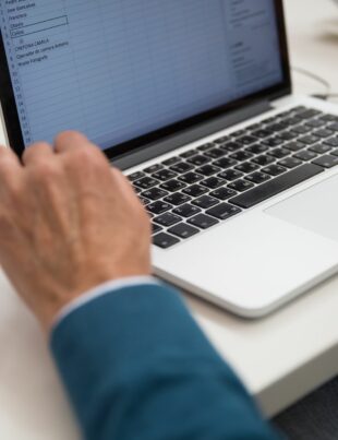 كيف تحوّل مهارة بناء قواعد البيانات البسيطة إلى خدمة فريلانسر ثابتة الدخل