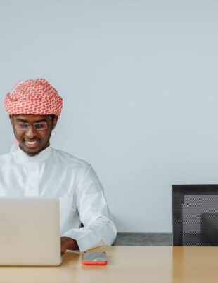 متى وكيف تسجّل ضريبة القيمة المضافة كمتعامل حر في السعودية؟