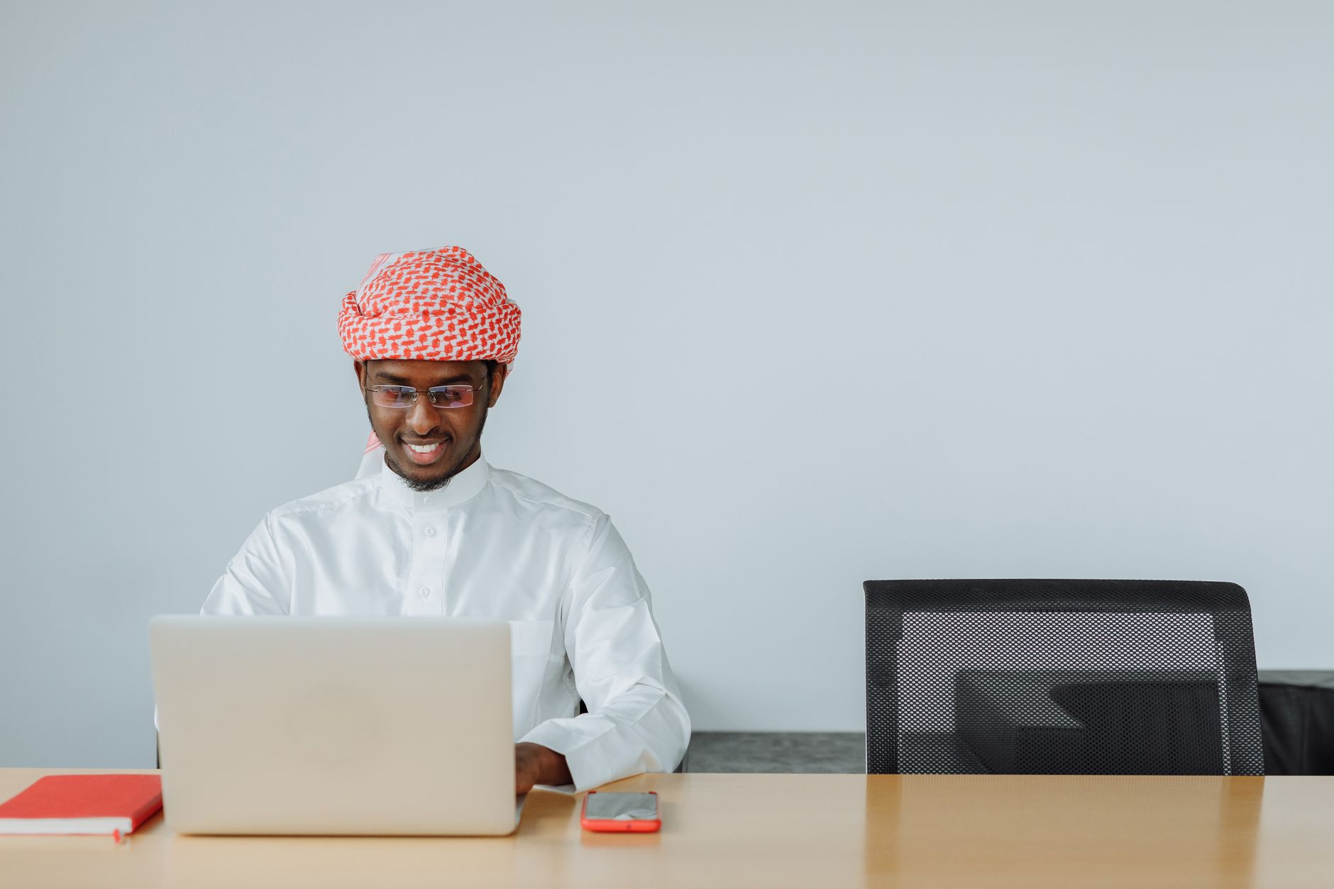 متى وكيف تسجّل ضريبة القيمة المضافة كمتعامل حر في السعودية؟