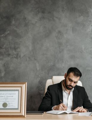 اختر الهيكل القانوني المناسب لمشروعك الصغير: خطوات عملية لتقليل المخاطر وتوفير الضرائب