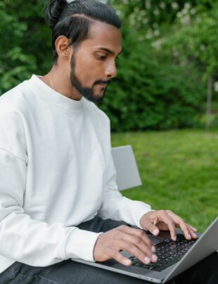 قرض شخصي لتغذية حملة إعلانية إلكترونية: هل تستحق المخاطرة أم تستحق العائد؟