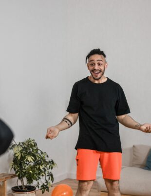 كيف تبني خدمة فريلانسر لإنتاج فيديوهات قصيرة للشركات وتضمن دخلاً ثابتًا