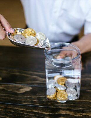 كيف تحافظ على قيمة معاشك التقاعدي باستخدام الذهب والفضة