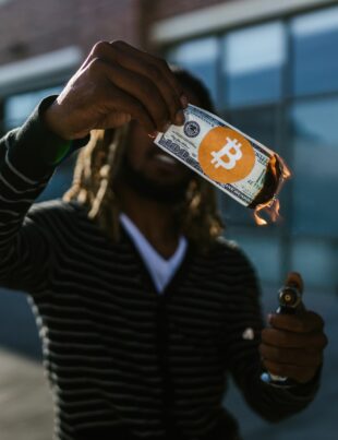 الملاذ الرقمي: كيف تحمي أموالك من أزمات المنطقة باستخدام العملات المشفرة