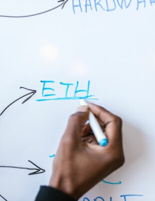 كيف تنفّذ عقدًا ذكيًا لتوزيع أرباح مشروعك الصغير بالعملات الرقمية