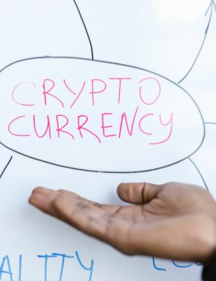 السويفت أم التحويل المحلي في السعودية؟ أيهما يحافظ على قيمة الدولار واليورو أكثر