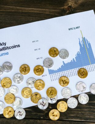 الذهب والفضة كدليل لتكلفة السفر الدولي وتفادي مخاطر تقلب العملات