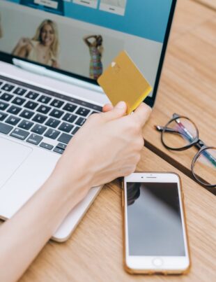 كيف تشتري الذهب والفضة عبر الإنترنت بأمان وتضمن قيمة استثمارك
