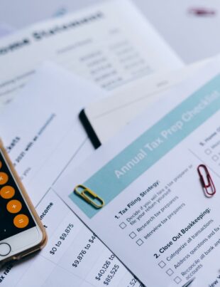 ضريبة إعلانات التطبيقات المحمولة للمتعامل الحر في السعودية: دليل عملي للمتابعة وتجنب المفاجآت