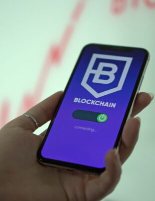 دليل عملي لاختيار حساب بنكي يدعم العملات المشفرة وتوفير تكاليف التحويل الدولي
