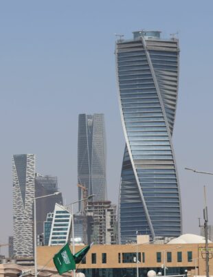 أقوى 5 شركات سعودية في تداول: مقارنة شاملة لأداء وأسعار الأسهم