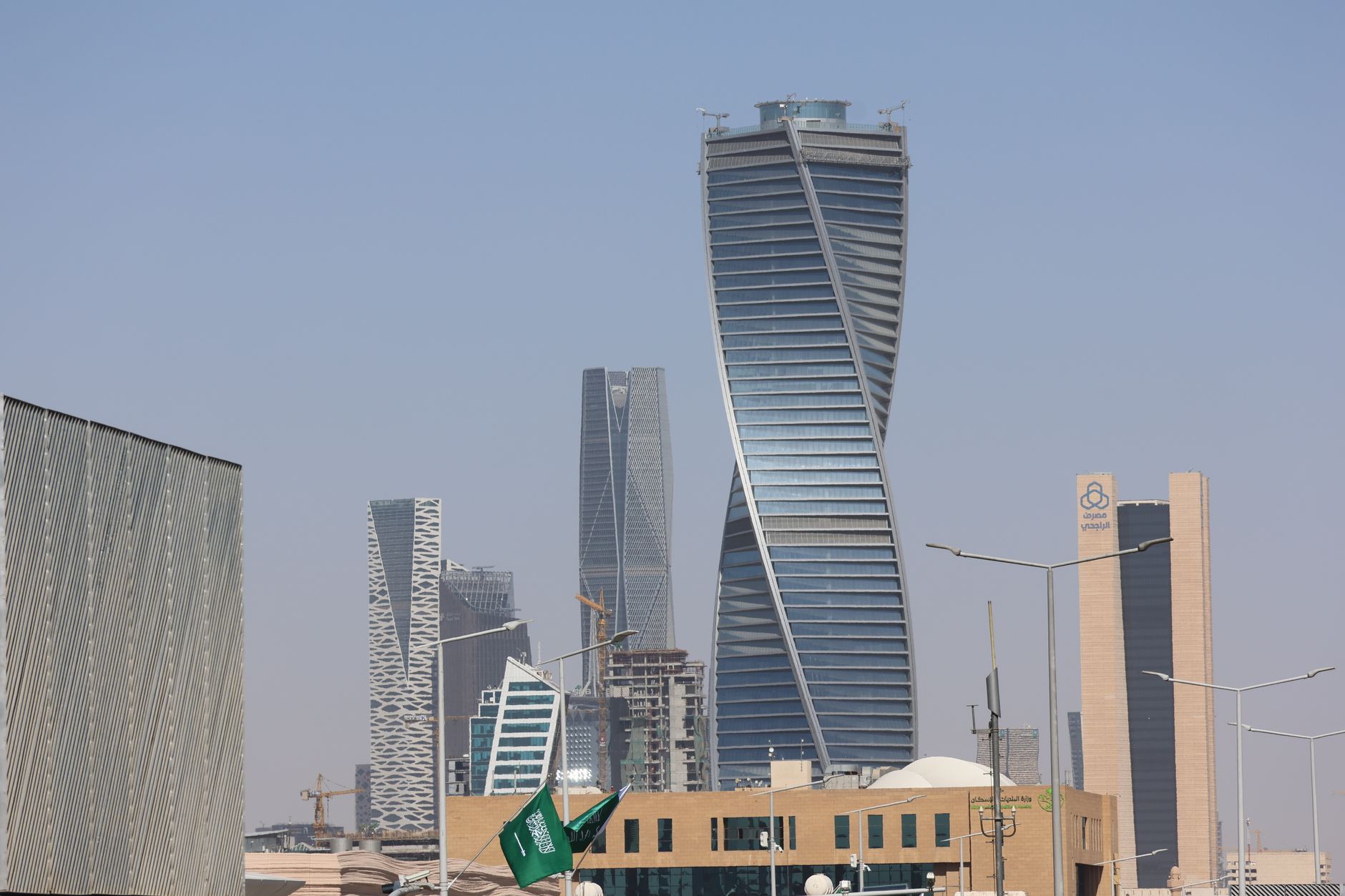 أقوى 5 شركات سعودية في تداول: مقارنة شاملة لأداء وأسعار الأسهم