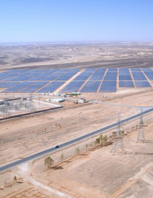استثمار ACWA Power في الطاقة المتجددة الخليجية: فرص وتحديات