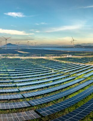 استثمار ACWA Power في الطاقة المتجددة: فرص الخليج الذهبية
